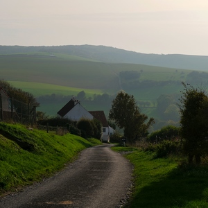 Paysage vallonné, route sinueuse et maisons  - France  - collection de photos clin d'oeil, catégorie paysages